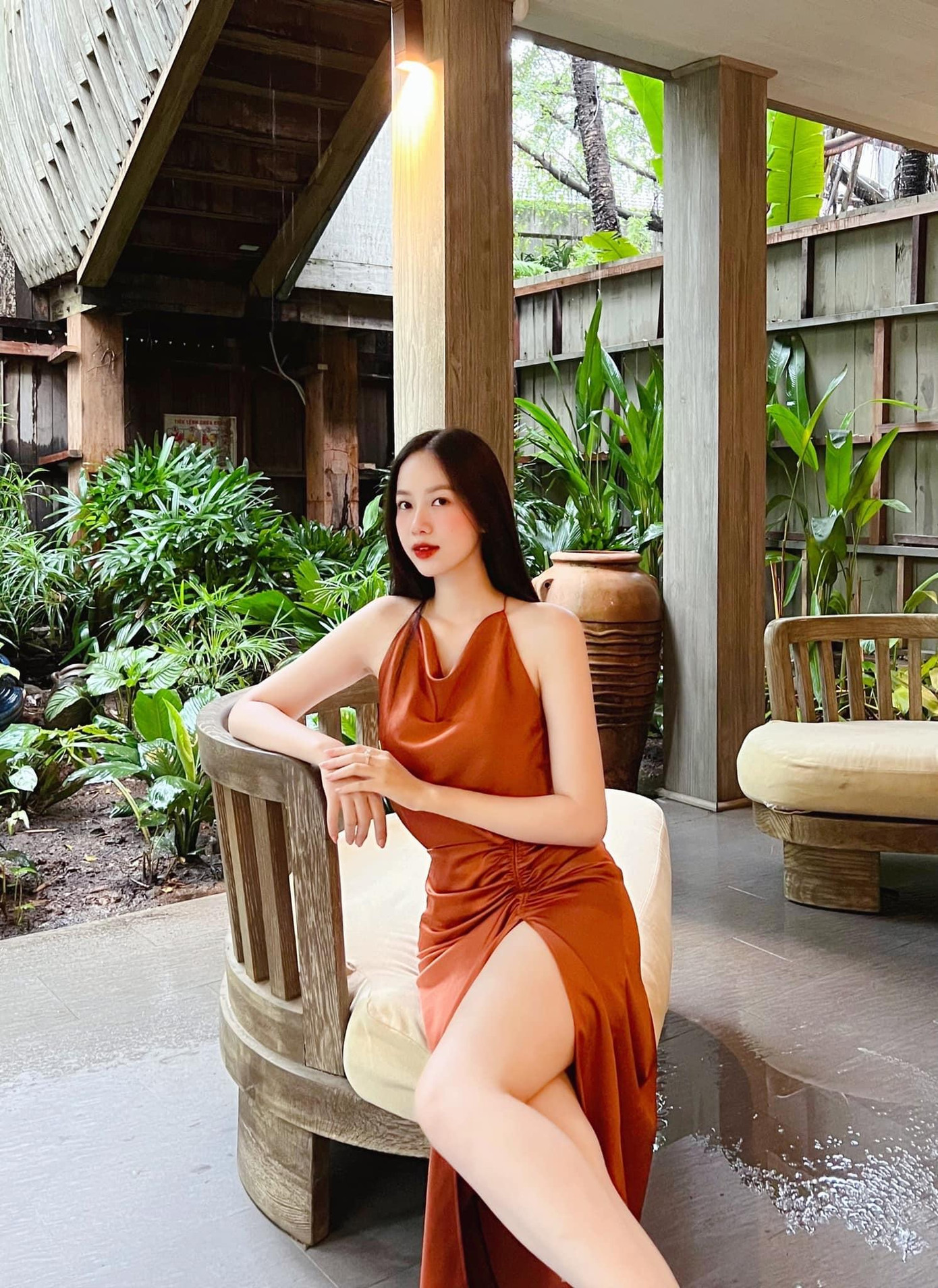 Người đẹp làn da của cuộc thi HHVN 2020 diện váy xẻ khoe làn da trắng ngần không tì vết.