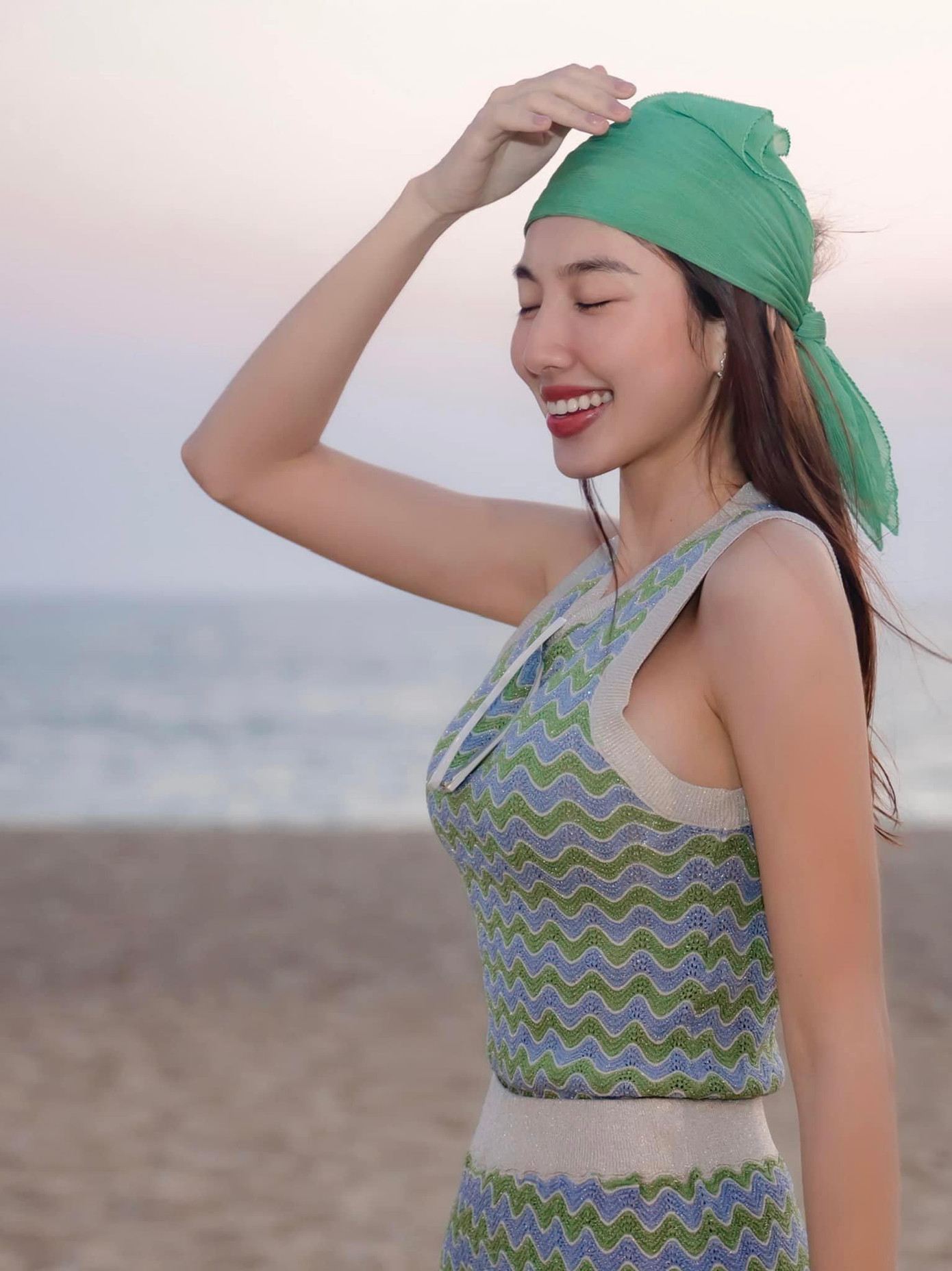 Thuỳ Tiên mặc trang phục khá giản dị, năng động trong chuyến công tác ở châu Phi.