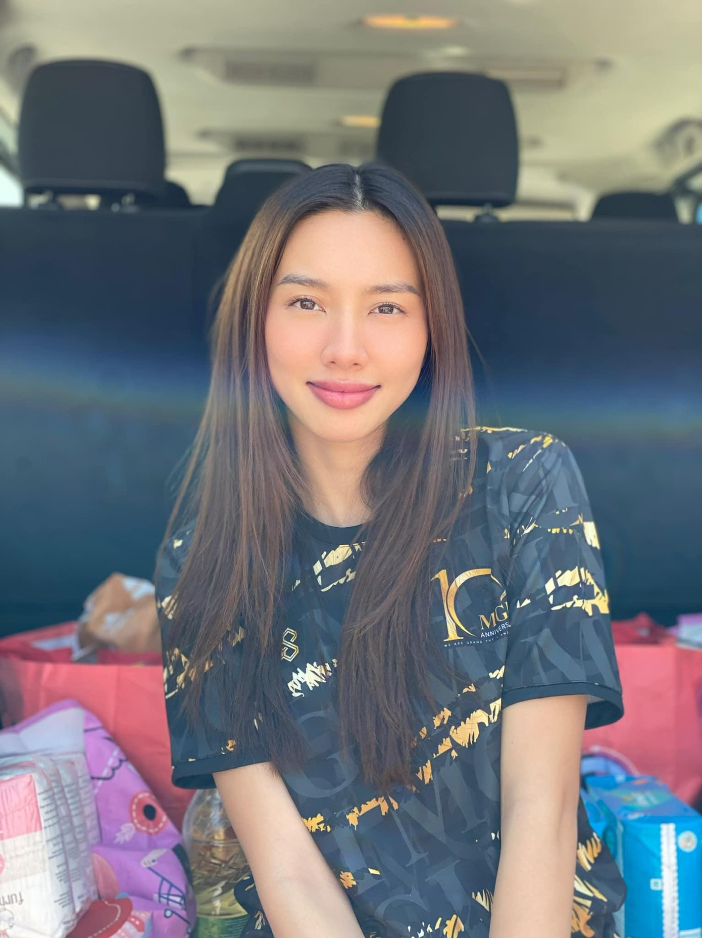 Hoa hậu Thuỳ Tiên trang điểm nhẹ nhàng, để tóc thẳng tự nhiên và giản dị cho chuyến đi từ thiện lần này. Hoa hậu Thuỳ Tiên trang điểm nhẹ nhàng, để tóc thẳng tự nhiên và giản dị cho chuyến đi từ thiện lần này.