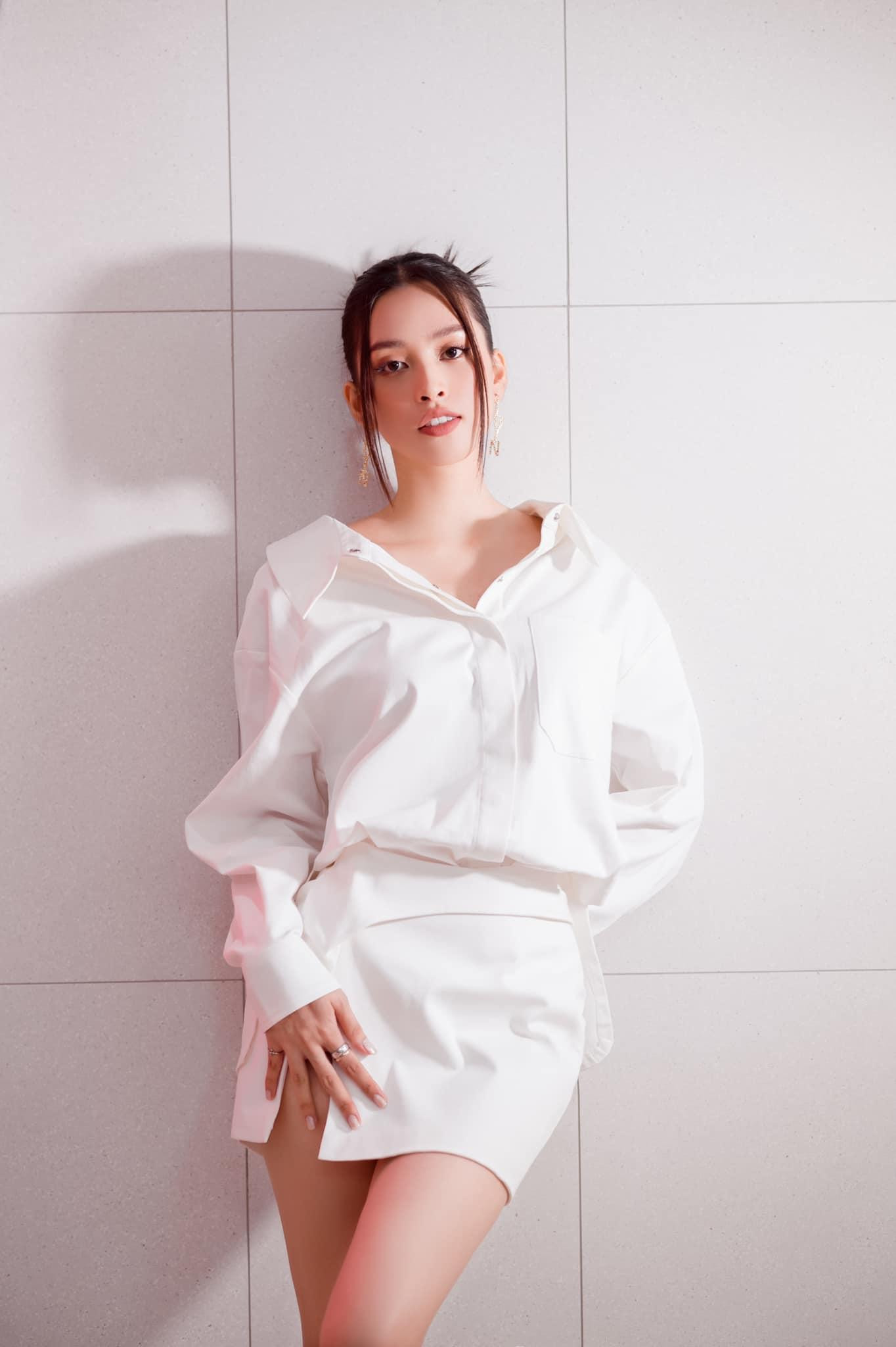 Thiết kế với kiểu áo sơ-mi kết hợp với chân váy màu trắng thanh lịch.