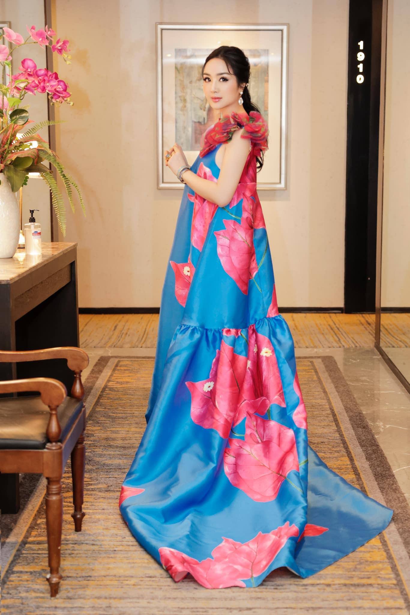 Hoa hậu Đền Hùng Giáng My nổi bật với bộ váy hoạ tiết độc đáo.