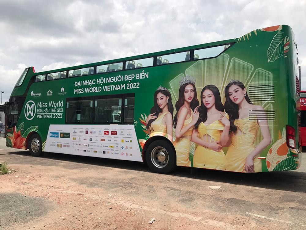Xe bus 2 tầng chuẩn bị cho màn diễu hành hoành tráng.