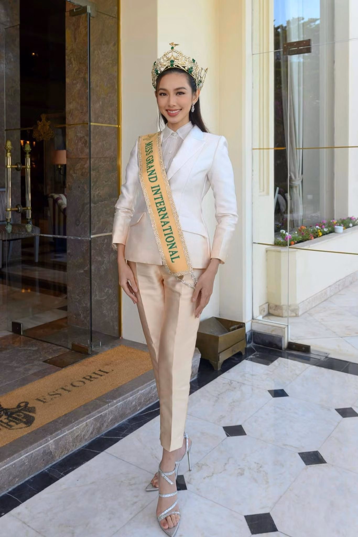 Trong những sự kiện mang tính chất trang trọng, Thuỳ Tiên lại lựa chọn những bộ suit kín đáo và thanh lịch.