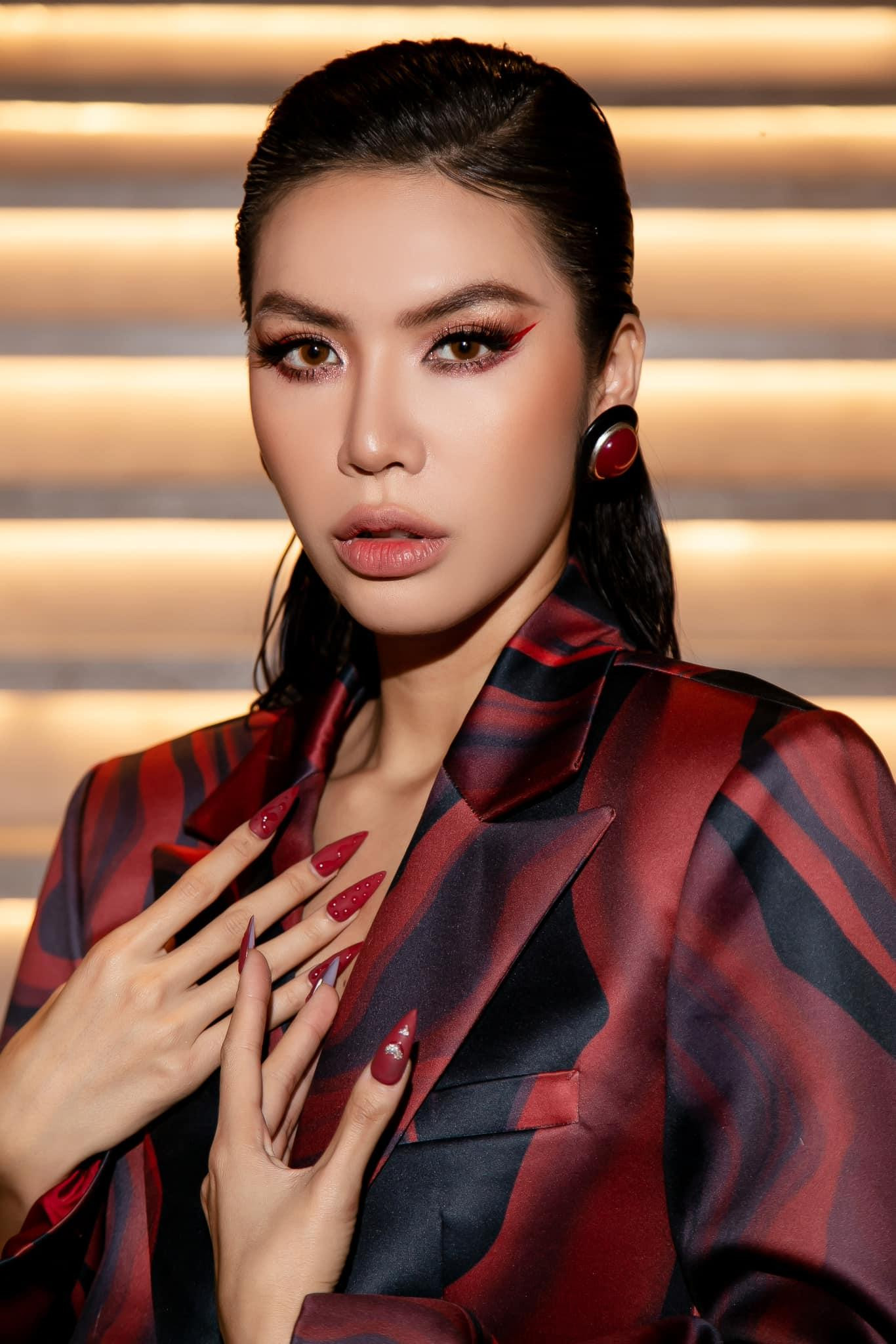 Từ phong cách trang điểm đến thần thái của Minh Tú đều toát lên vẻ lạnh lùng, kiêu sa.