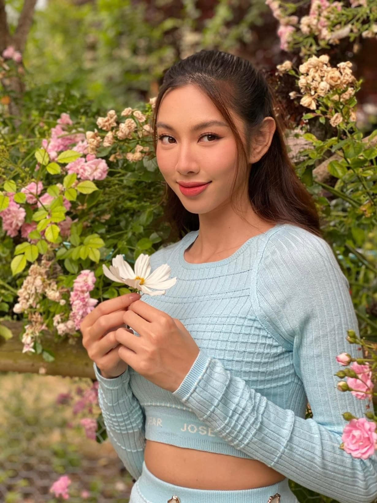 Thuỳ Tiên tích cực diện những set đồ mang màu sắc pastel ngọt ngào và nữ tính, khác với các trang phục nóng bỏng mà cô thường mặc trước đây.