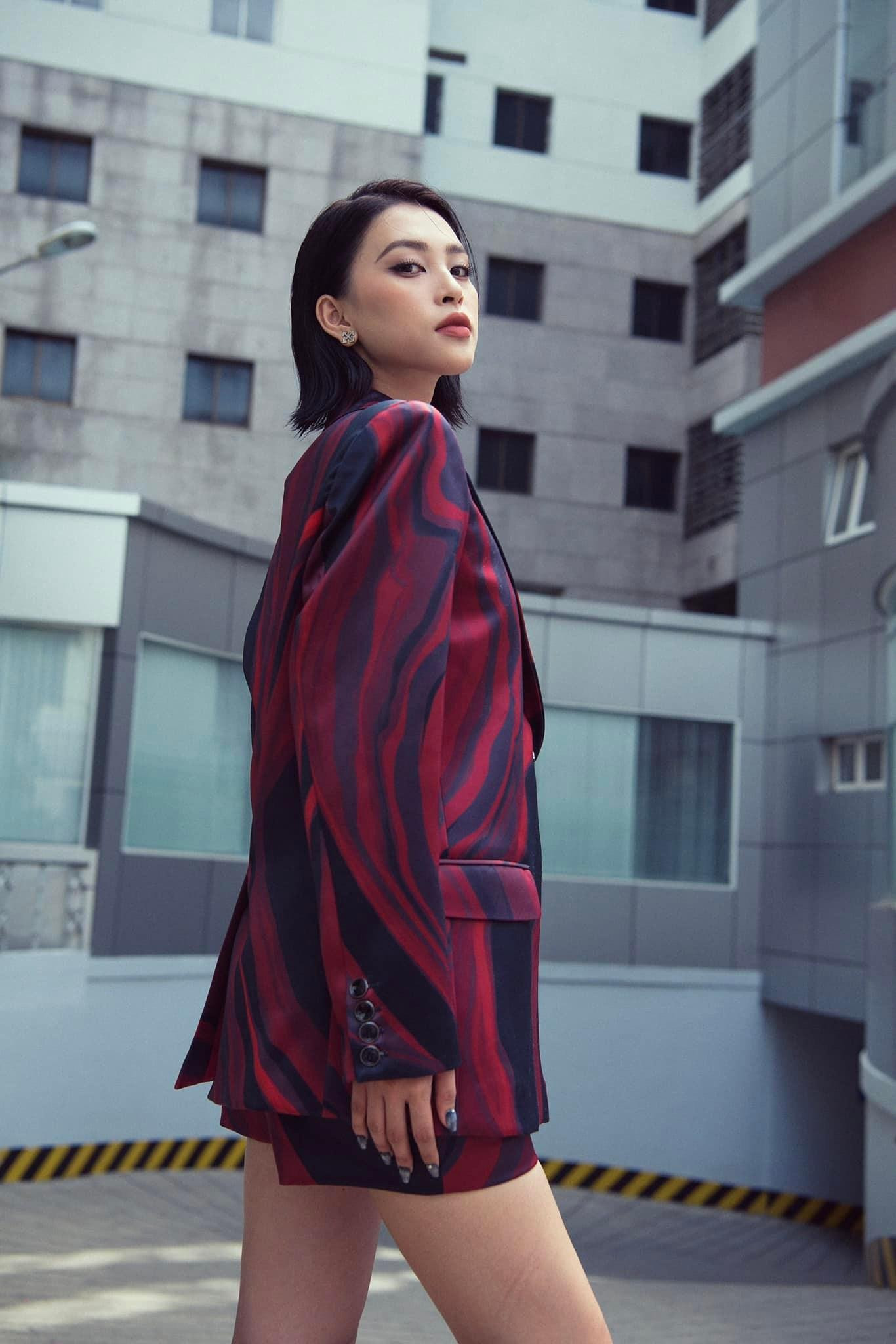 Bộ trang phục đã tôn lên nhan sắc hiện đại và cá tính của Tiểu Vy.