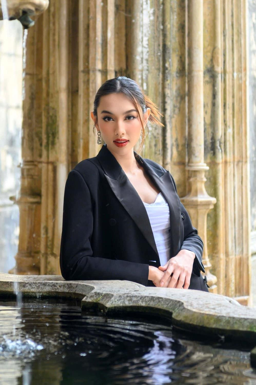 Người đẹp chọn kiểu búi tóc cao sang trọng và trang điểm nhẹ nhàng, vừa phải để phù hợp với tính chất của sự kiện.