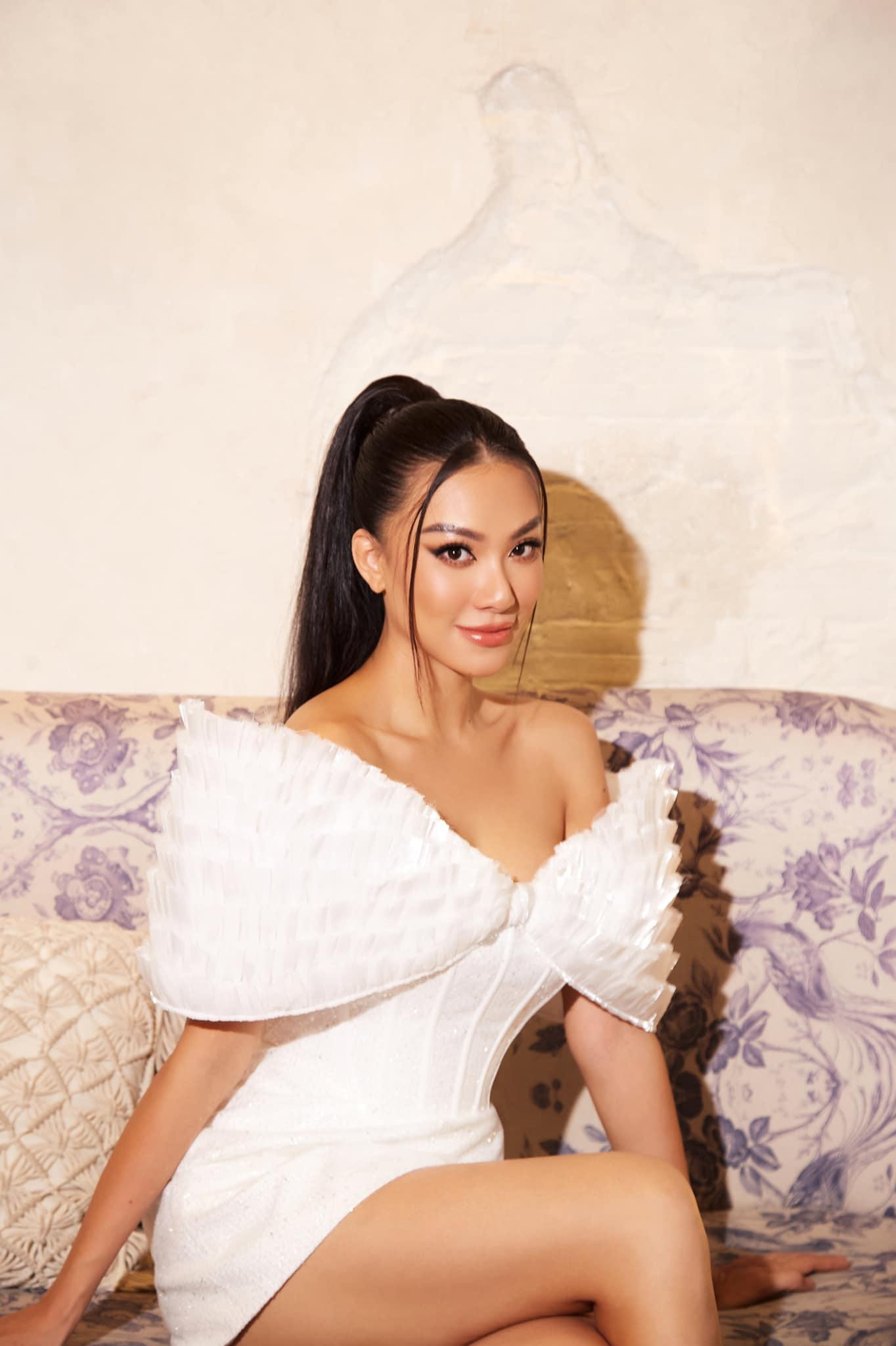 Thiết kế độc đáo cũng giúp Kim Duyên khoe bờ vai trần quyến rũ.