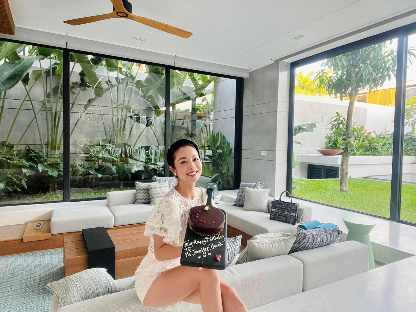 Hoa hậu Jennifer Phạm hạnh phúc khi được tặng bánh kem sinh nhật.