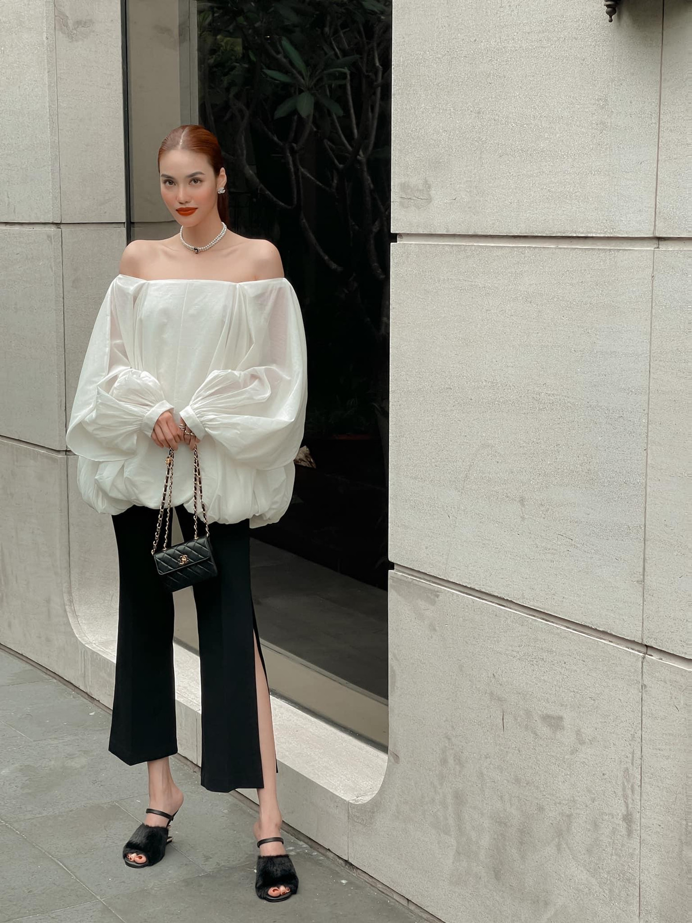 Hoa khôi Lan Khuê diện set đồ tông màu đen - trắng có kiểu dáng lạ mắt.