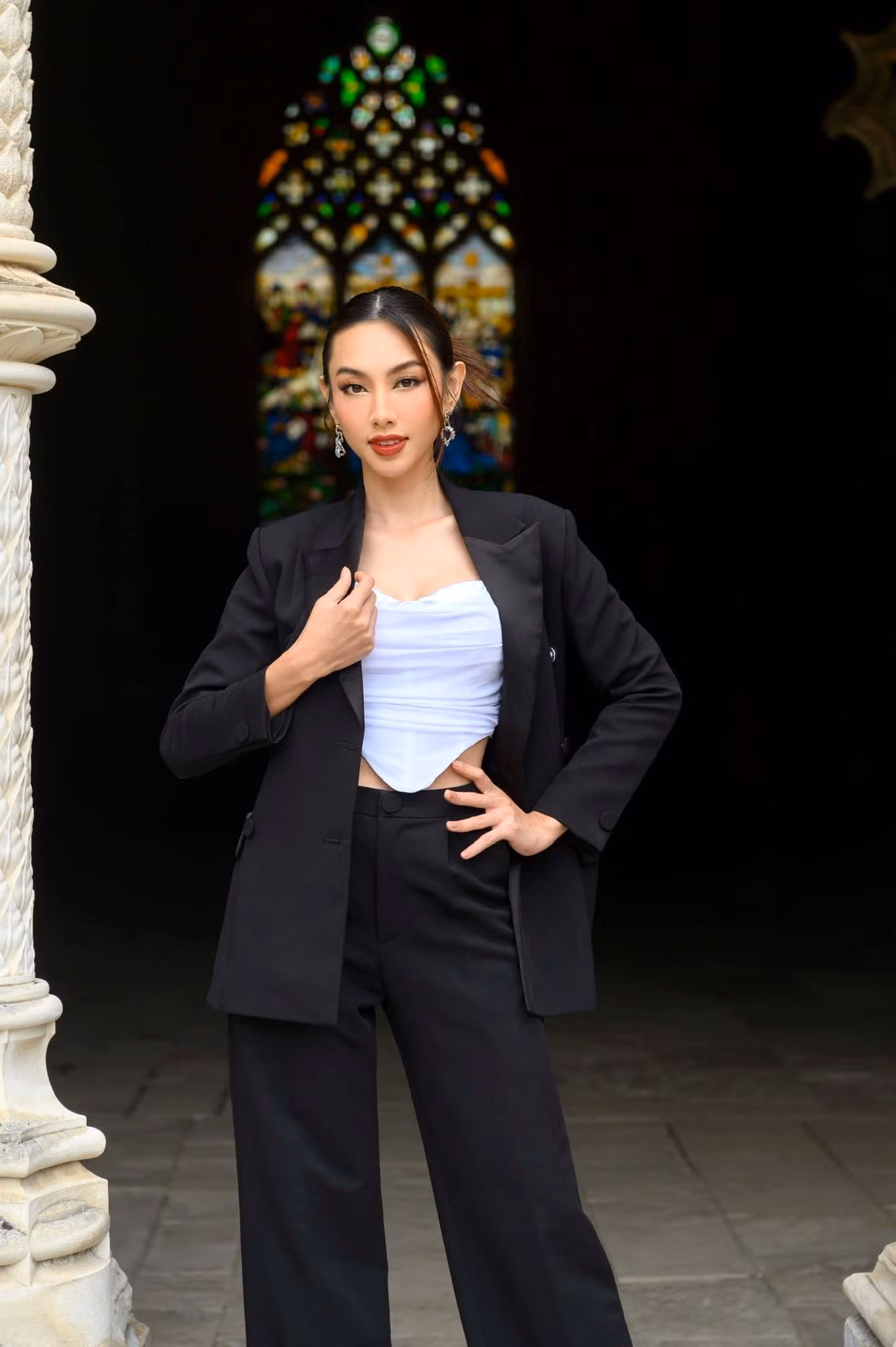 Các bộ suit có kiểu dáng đơn giản, thanh lịch được Thuỳ Tiên mang theo khá nhiều trong chuyến công tác lần này.