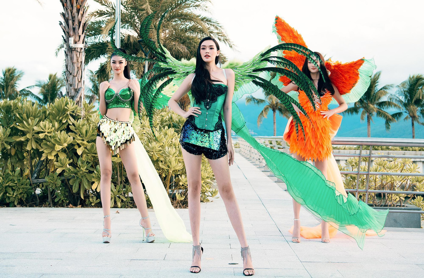 Á hậu Tường San khoe nhan sắc yêu kiều của 'gái một con' với bộ váy sequin tông màu xanh.