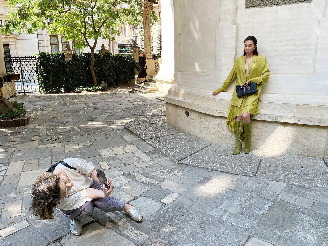 Khoảnh khắc bà Teresa 'lăn xả' chụp ảnh cho Thùy Tiên khiến fans thích thú.