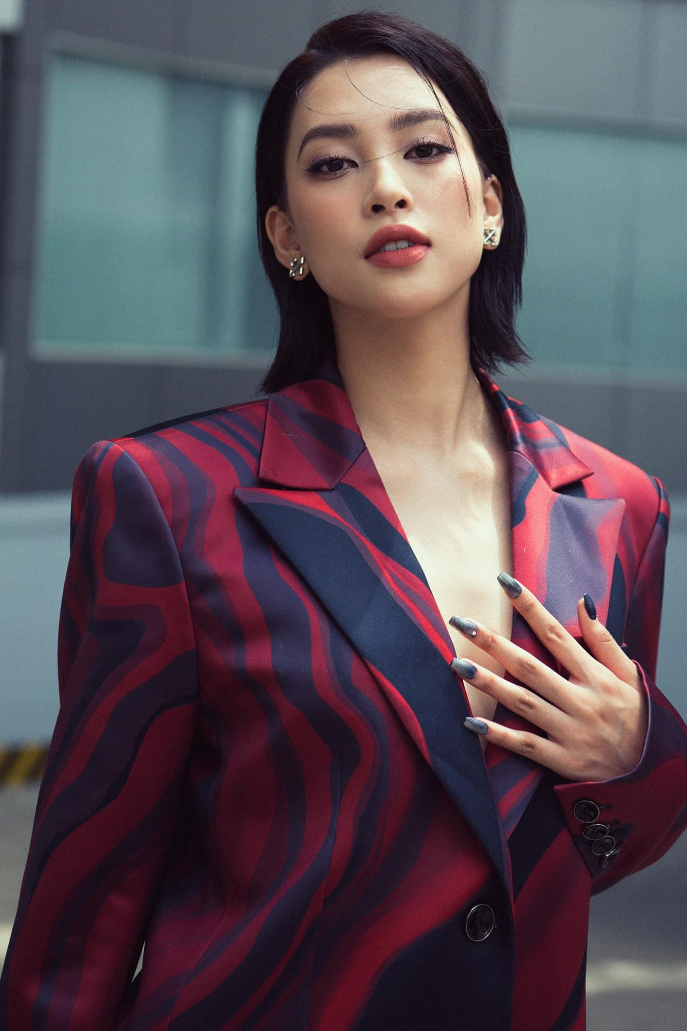 Người đẹp xứ Quảng khéo léo tạo dáng để khoe vòng 1 quyến rũ.