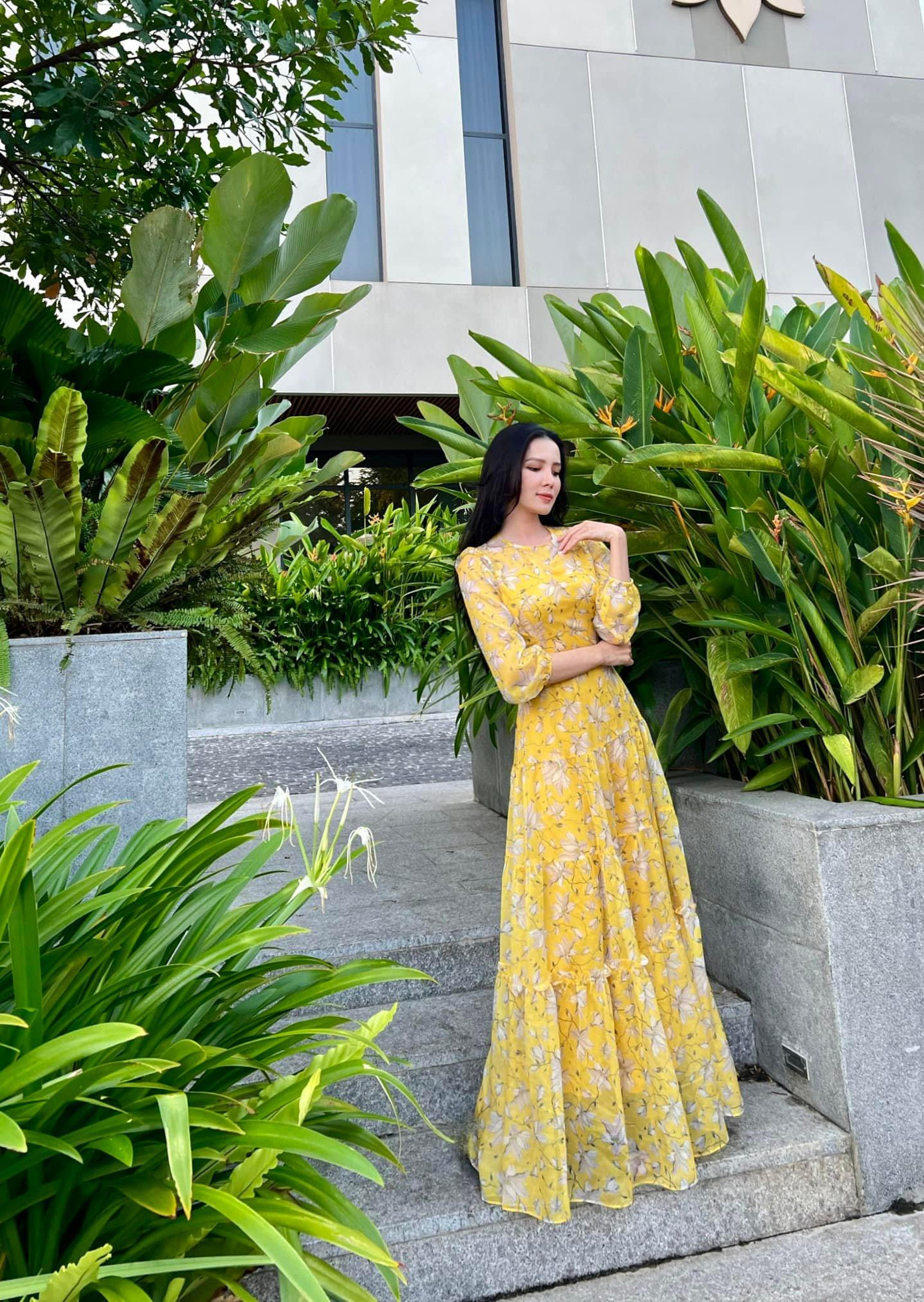 Hoa khôi Thuý Vi duyên dáng, trong trẻo với bộ váy maxi hoạ tiết hoa màu vàng.