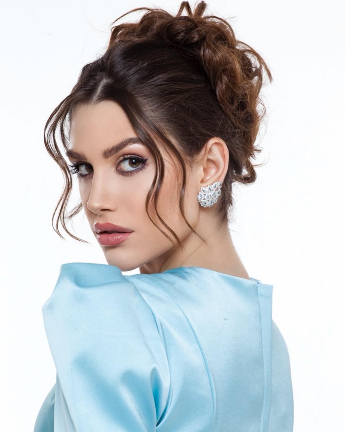 Isabella năm nay 25 tuổi mang 2 dòng máu Brazil và Ý. Isabella năm nay 25 tuổi mang 2 dòng máu Brazil và Ý.