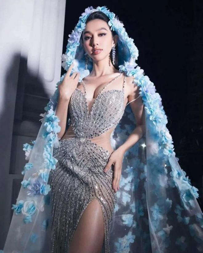Trước đó, tại Vietnam Beauty Fashion Fest mùa 1 tổ chức ở Thái Nguyên, Hoa hậu Thuỳ Tiên cũng xuất hiện với vai trò vedette trong một màn trình diễn.
