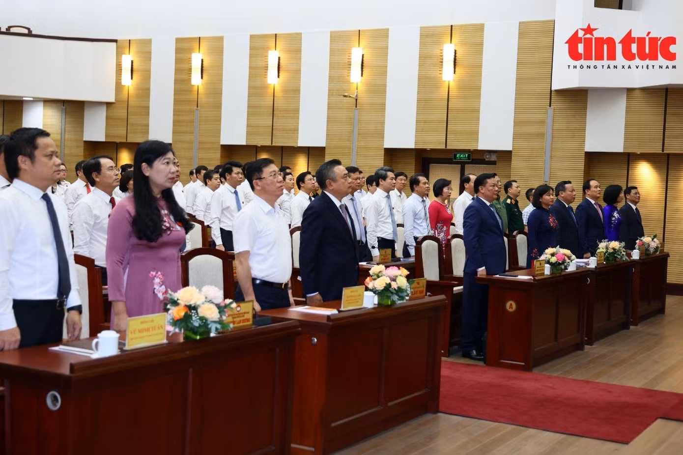 Các đại biểu làm lễ chào cờ trước phiên khai mạc kỳ họp thứ tám, HĐND TP Hà Nội khóa XVI, nhiệm kỳ 2021-2026.