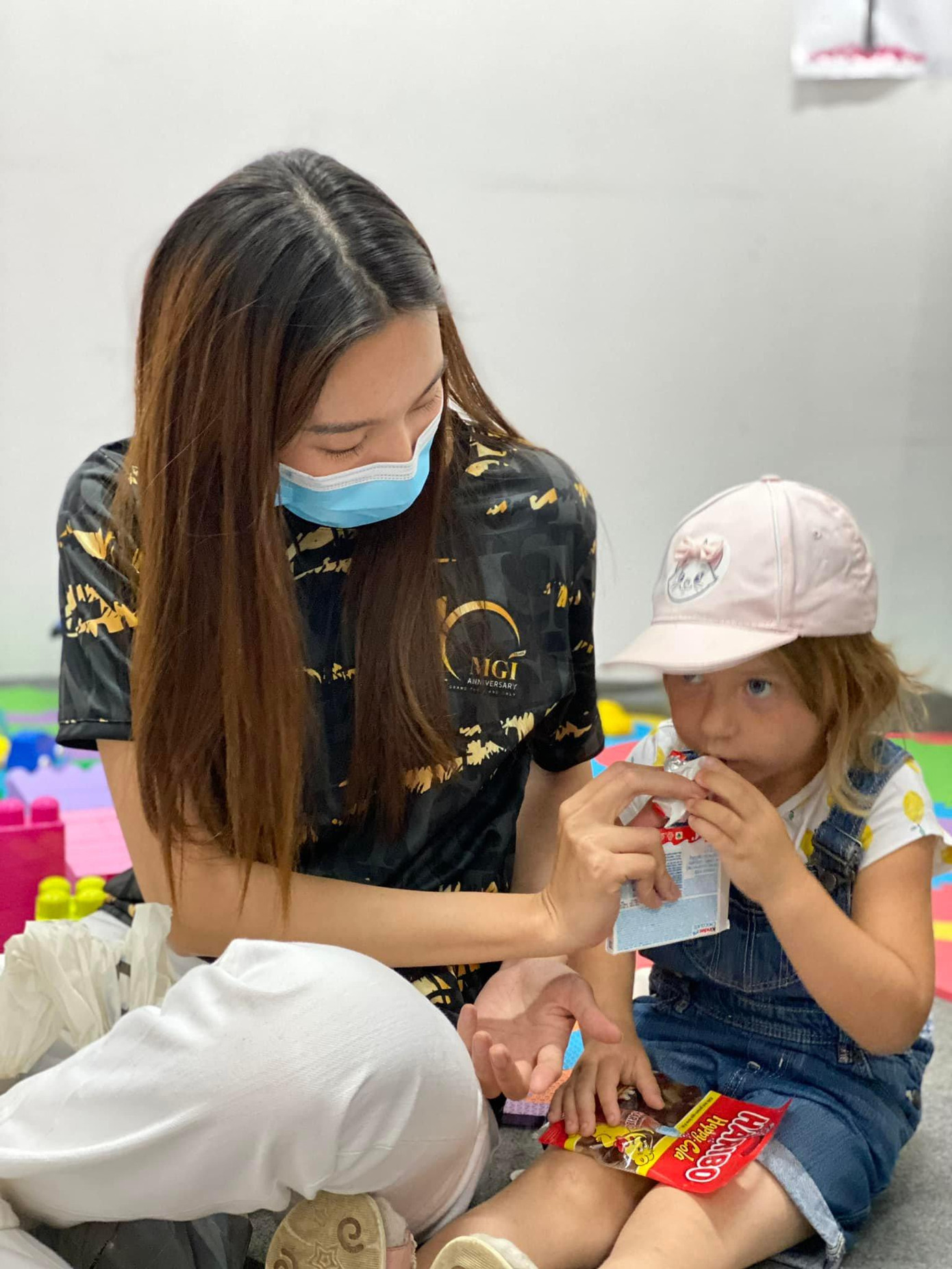 Trước đó cô cũng đã có chuyến từ thiện đáng nhớ ở Angola và gây tiếng vang với truyền thông trong nước. Trước đó cô cũng đã có chuyến từ thiện đáng nhớ ở Angola và gây tiếng vang với truyền thông trong nước.