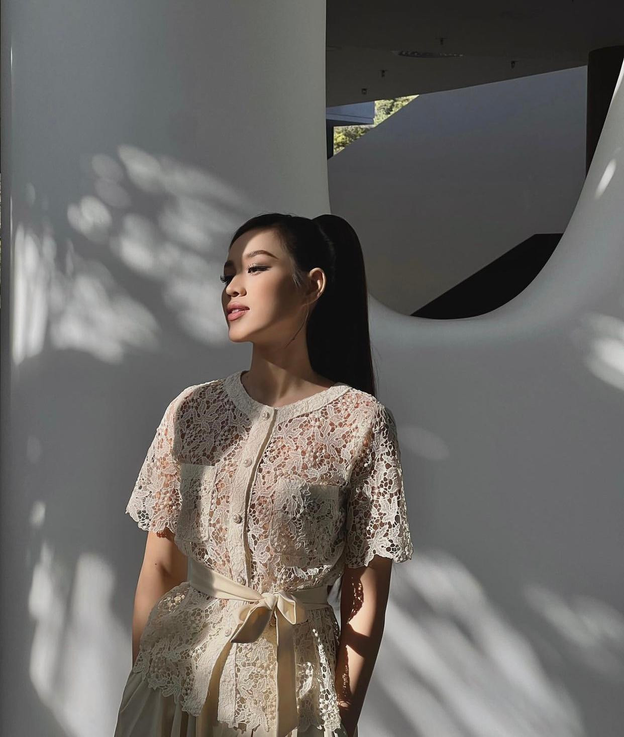 Thiết kế với chất liệu ren tôn lên nét đẹp yêu kiều của nàng hậu xứ Thanh.