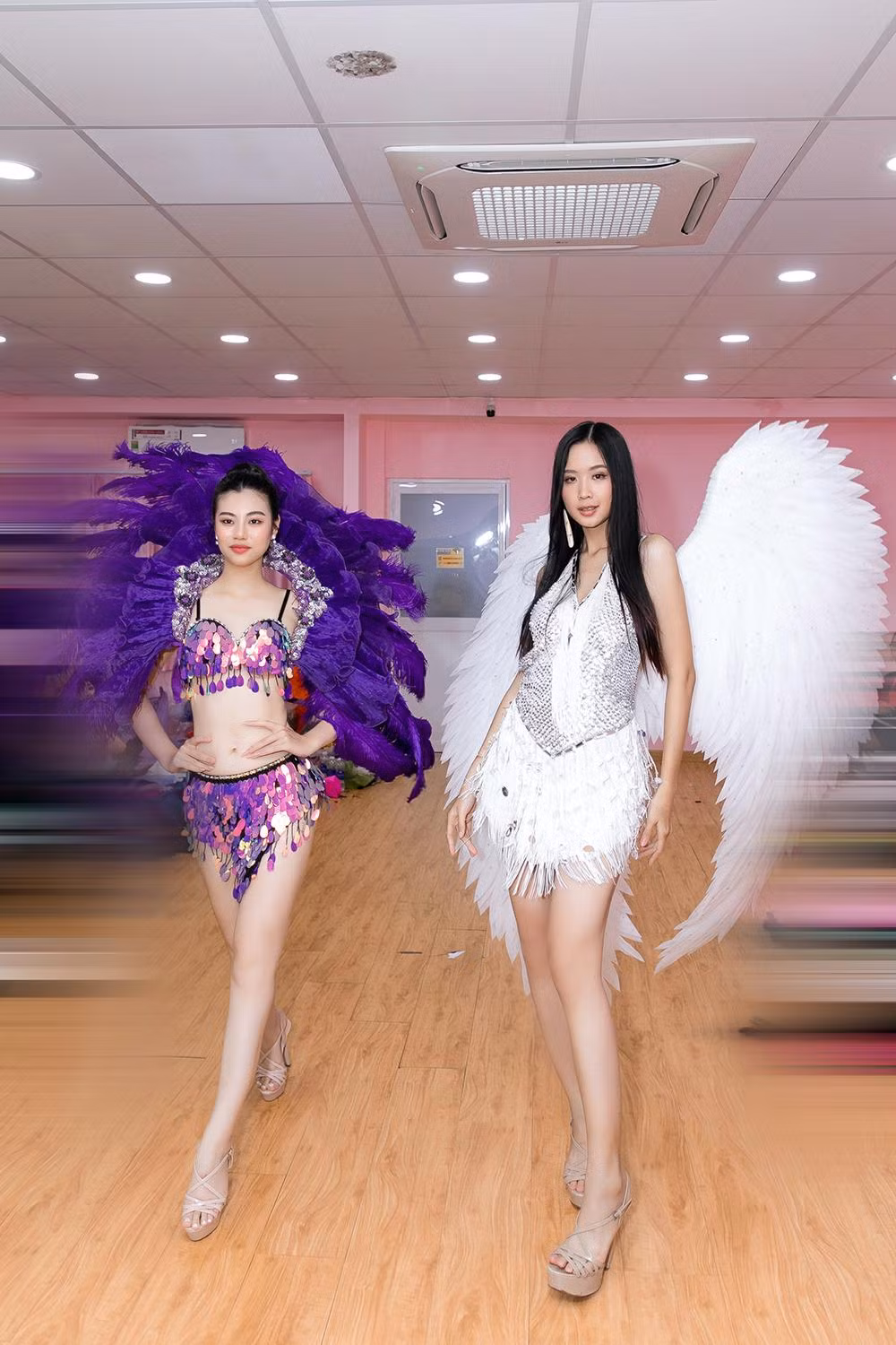 Dàn thí sinh đeo cánh thiên thần, khoe dáng quyến rũ như 'thiên thần nội y' Victoria's Secret.