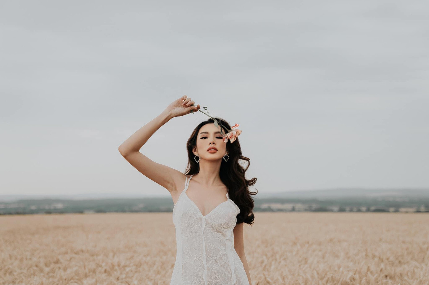 Nhan sắc đẹp tựa 'nàng thơ' của Thùy Tiên.