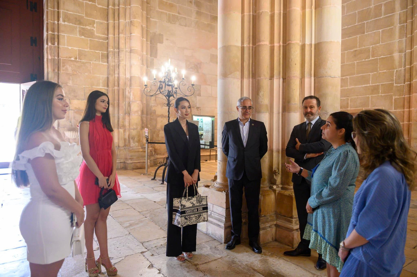 Đồng hành cùng Thuỳ Tiên trong chuyến đi lần này còn có người bạn cũ của cô là Hoa hậu Hoà bình Bồ Đào Nha 2021.