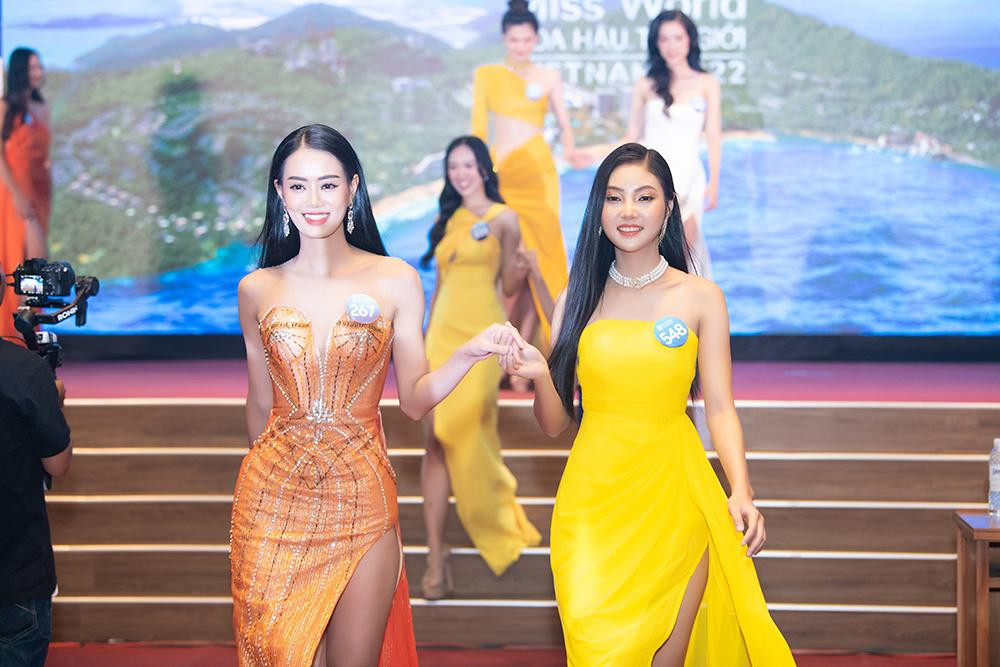 Các thí sinh xuất hiện lộng lẫy trong trang phục dạ hội.