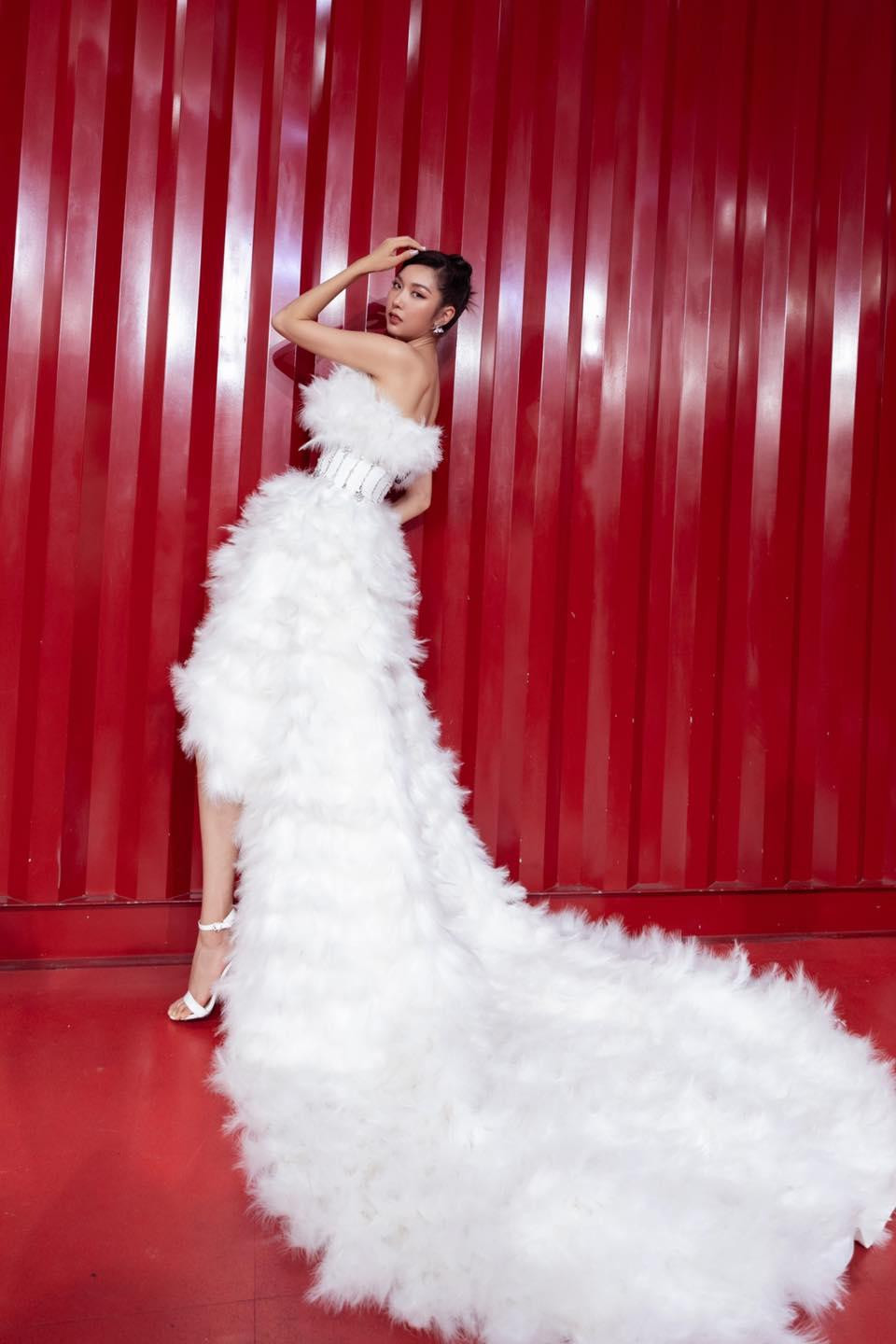 Với những chiếc lông vũ được phủ kín tạo thành một vạt váy trắng muốt, Thúy Vân khiến cho người đối diện phải choáng ngợp vì nhan sắc lộng lẫy của mình.