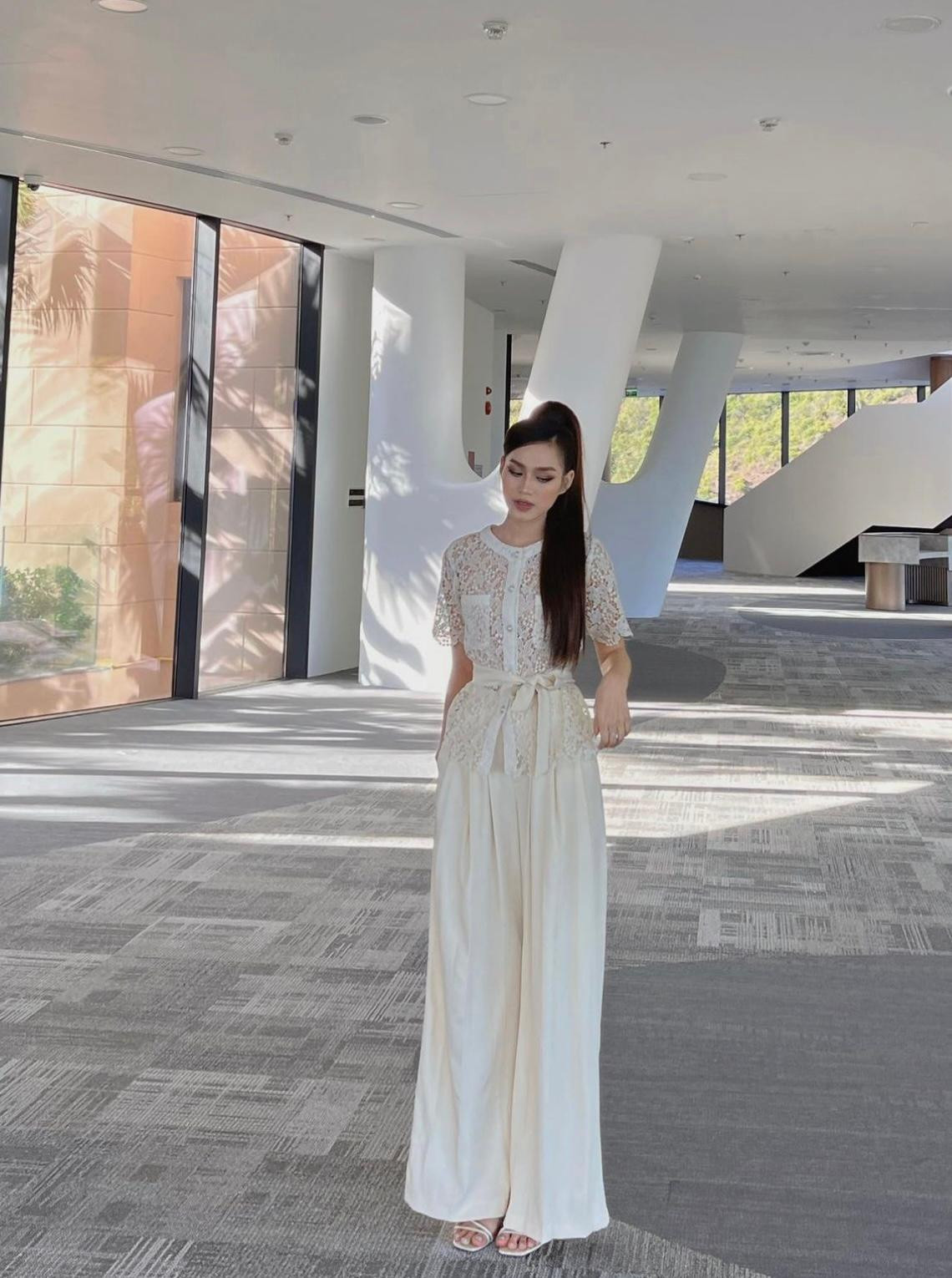 Hoa hậu Đỗ Thị Hà khoe nhan sắc kiêu sa với bộ trang phục màu trắng thanh lịch.