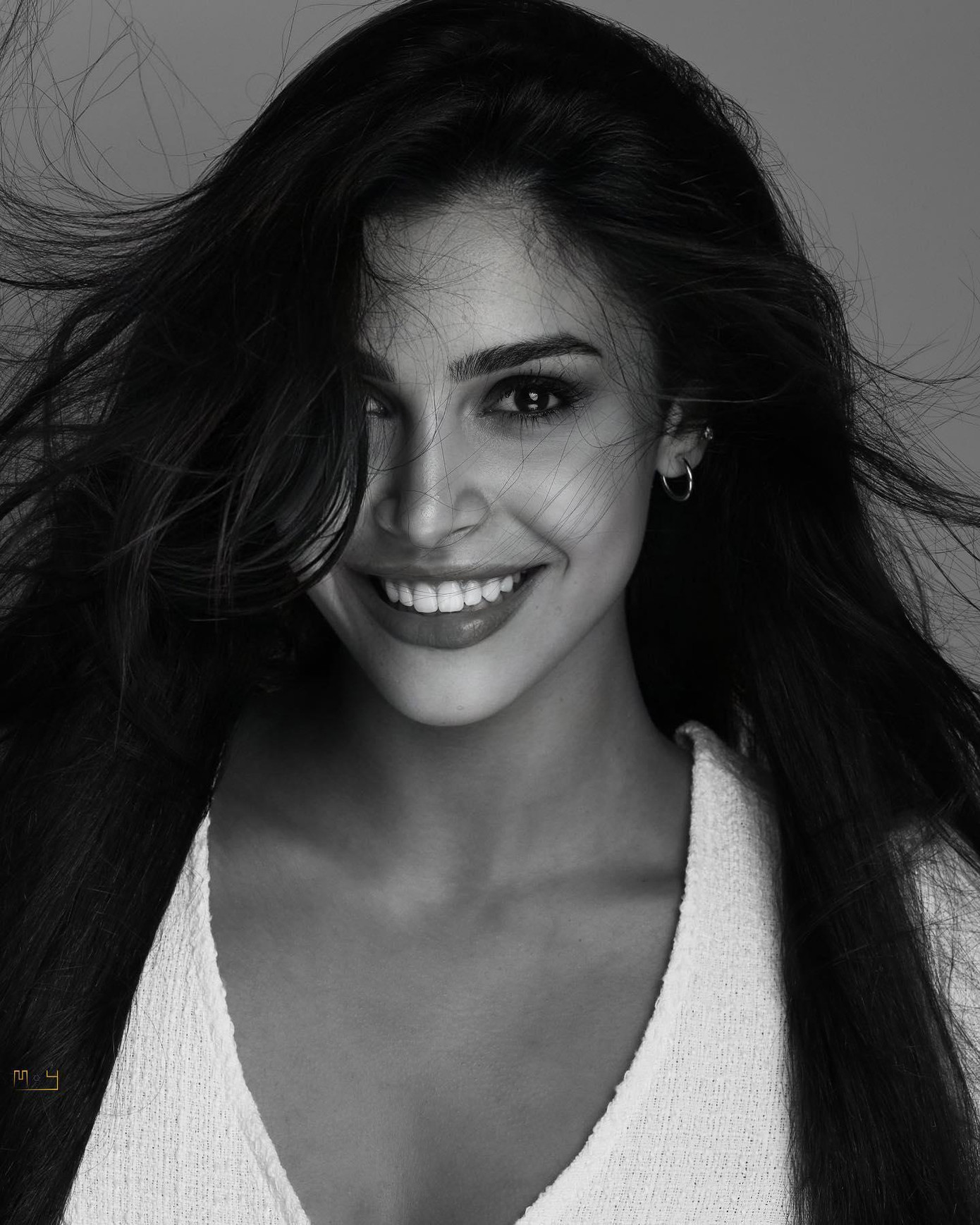 Người đẹp cũng là một nhân vật có ảnh hưởng trên mạng xã hội. Tìm vào trang instagram cá nhân của Yasmina Zaytoun, nhiều người bất ngờ khi cô có tới hơn 111.000 người follow dù chưa phải là gương mặt đình đám trong giới sắc đẹp.