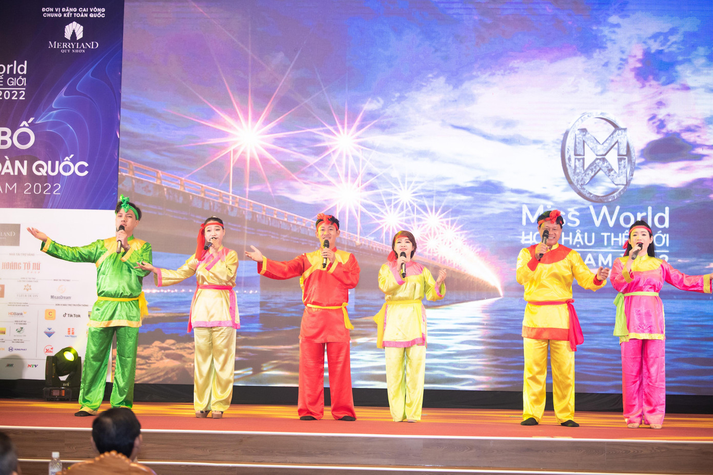 Giai điệu dân gian của vùng đất võ qua tiết mục Dân ca bài chòi “Về Bình Định với em” được các nghệ sĩ thể hiện ở sự kiện.