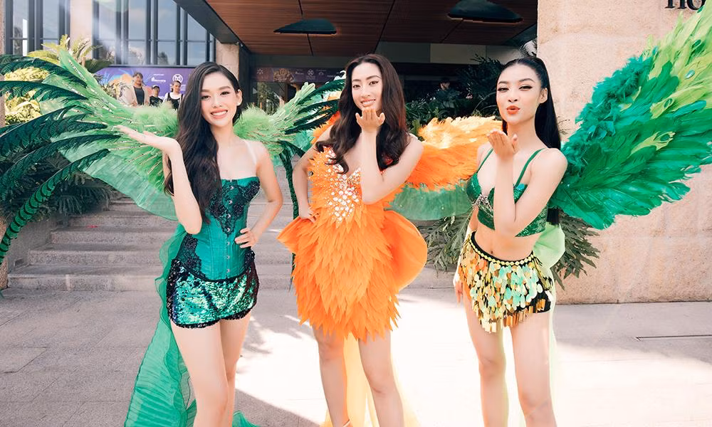 Ba nàng hậu xinh đẹp đeo cánh thiên thần giống các người mẫu Victoria's Secret, khoe nhan sắc nóng bỏng và lộng lẫy.