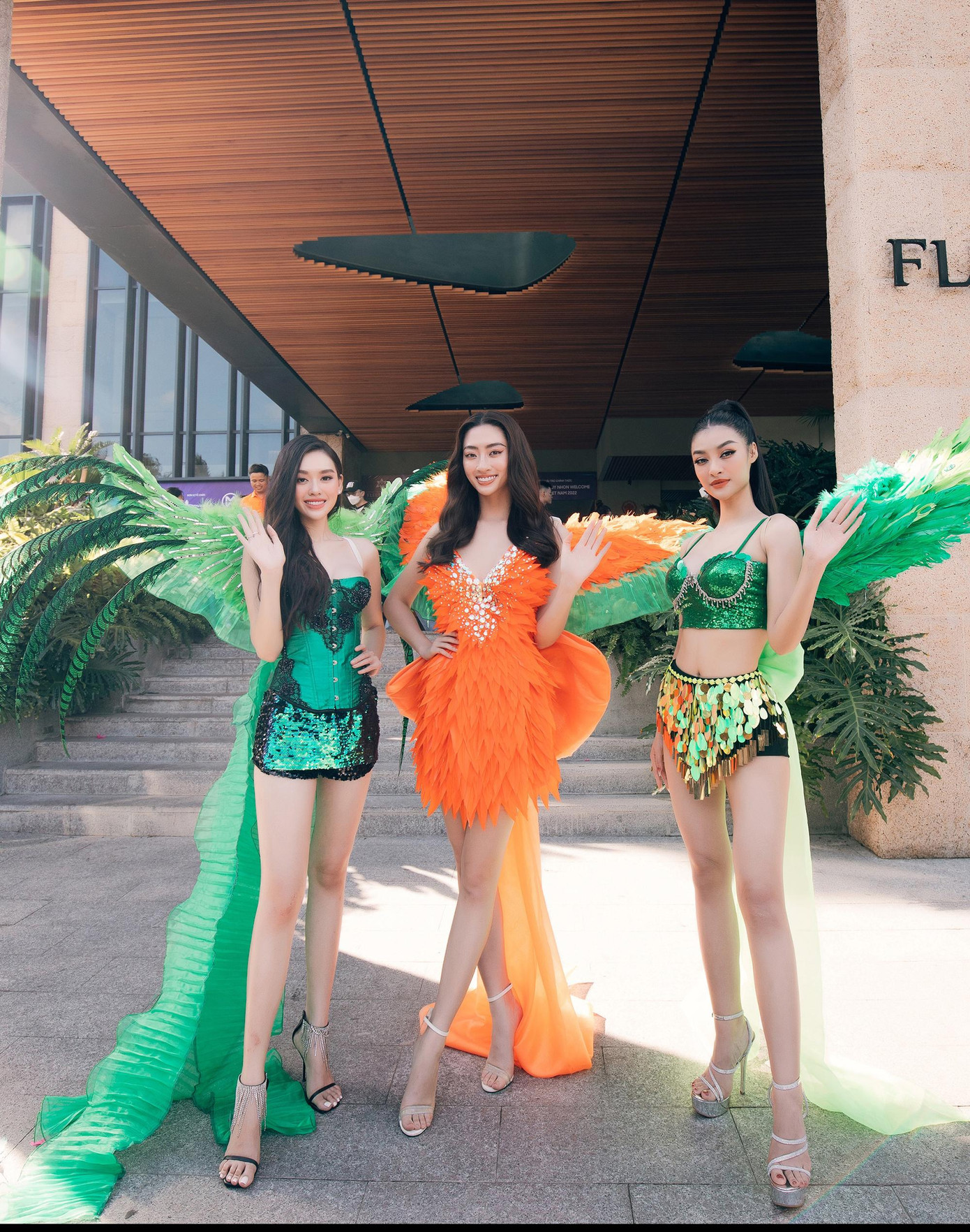 Chiều 21/7, Hoa hậu Lương Thùy Linh, Á hậu Kiều Loan và Á hậu Tường San cùng tham dự sự kiện Street Carnival nằm trong khuôn khổ vòng chung kết cuộc thi Miss World Vietnam 2022 diễn ra tại thành phố biển Quy Nhơn.