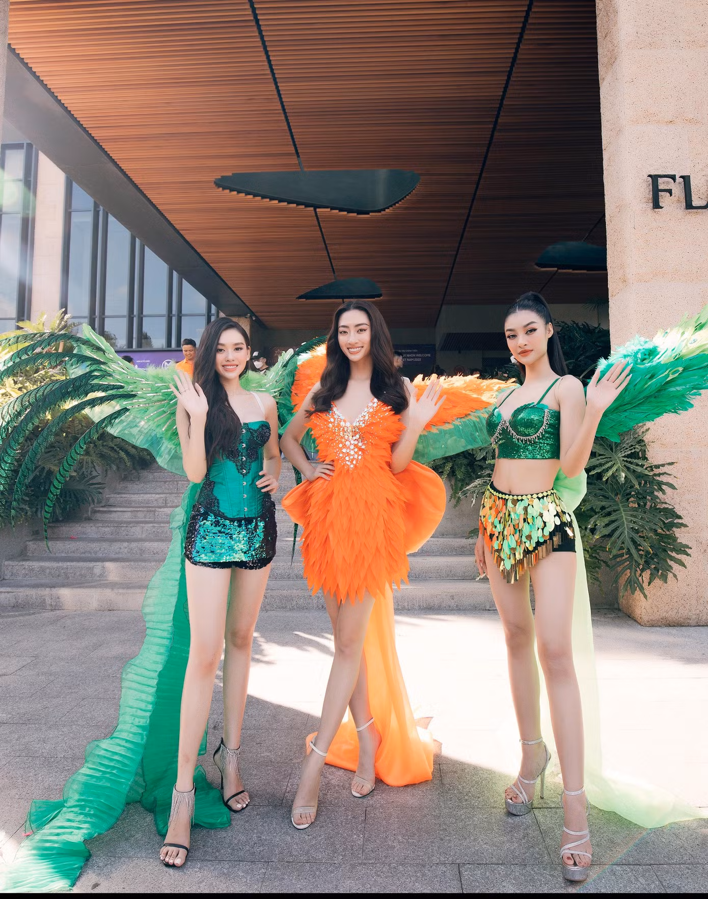 Chiều 21/7, Hoa hậu Lương Thùy Linh, Á hậu Kiều Loan và Á hậu Tường San cùng tham dự sự kiện Street Carnival nằm trong khuôn khổ vòng chung kết cuộc thi Miss World Vietnam 2022 diễn ra tại thành phố biển Quy Nhơn.