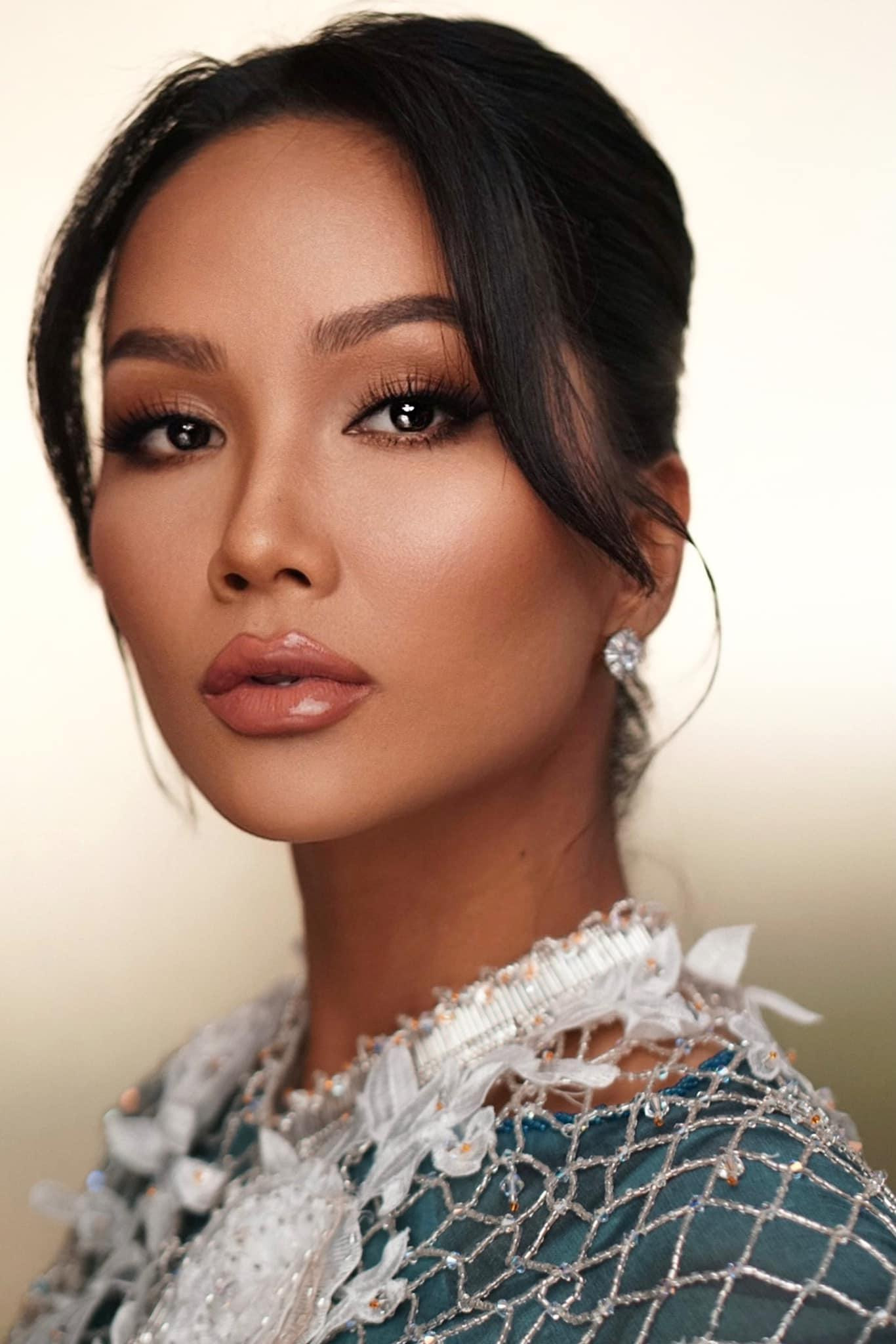 Hoa hậu H'Hen Niê với phong cách trang điểm cá tính nhưng vẫn sang trọng.