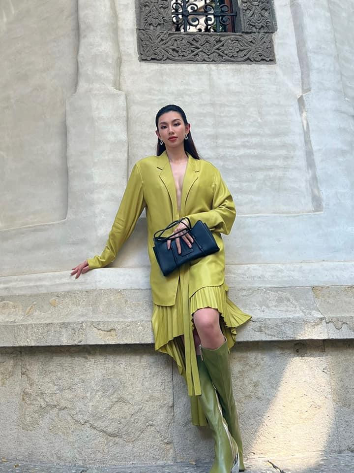 Nàng hậu khoe thần thái sành điệu, lạnh lùng không thua kém các fashionista.