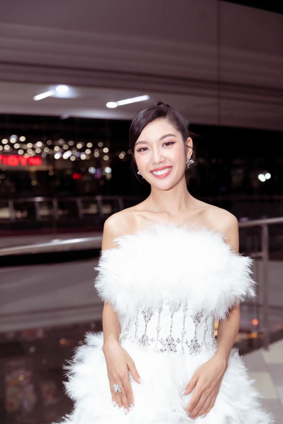 Người đẹp khoe vai trần thon thả, quyến rũ trong thiết kế cầu kỳ.