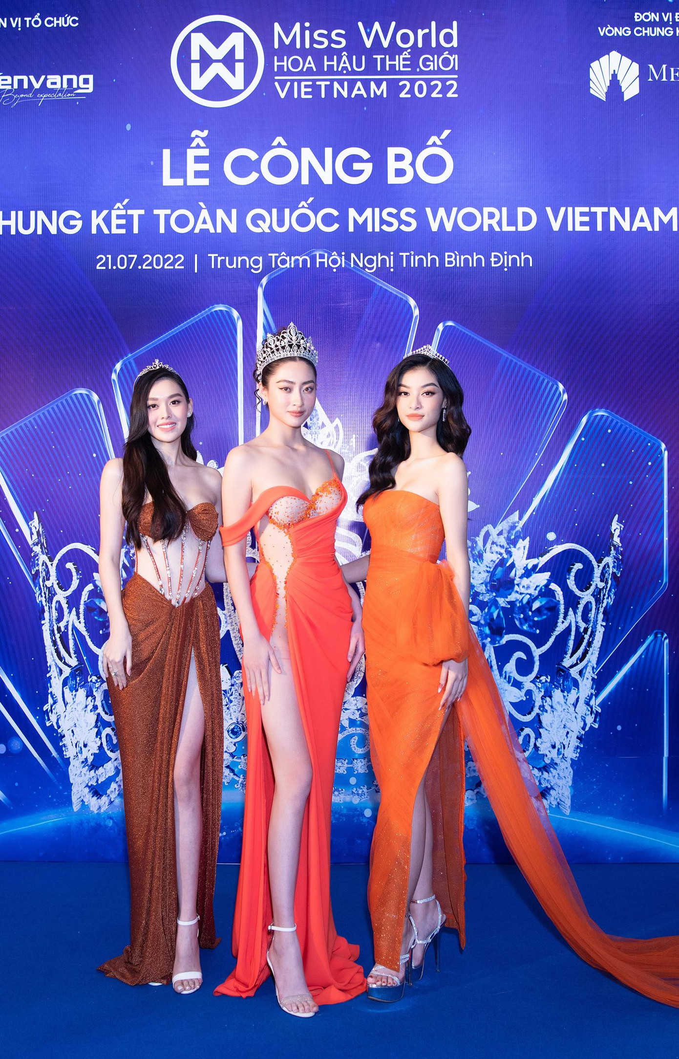 Top 3 Miss World Vietnam 2019: Hoa hậu Lương Thùy Linh, Á hậu Kiều Loan, Á hậu Tường San mặc váy áo lộng lẫy, khoe nhan sắc gợi cảm trên thảm đỏ.