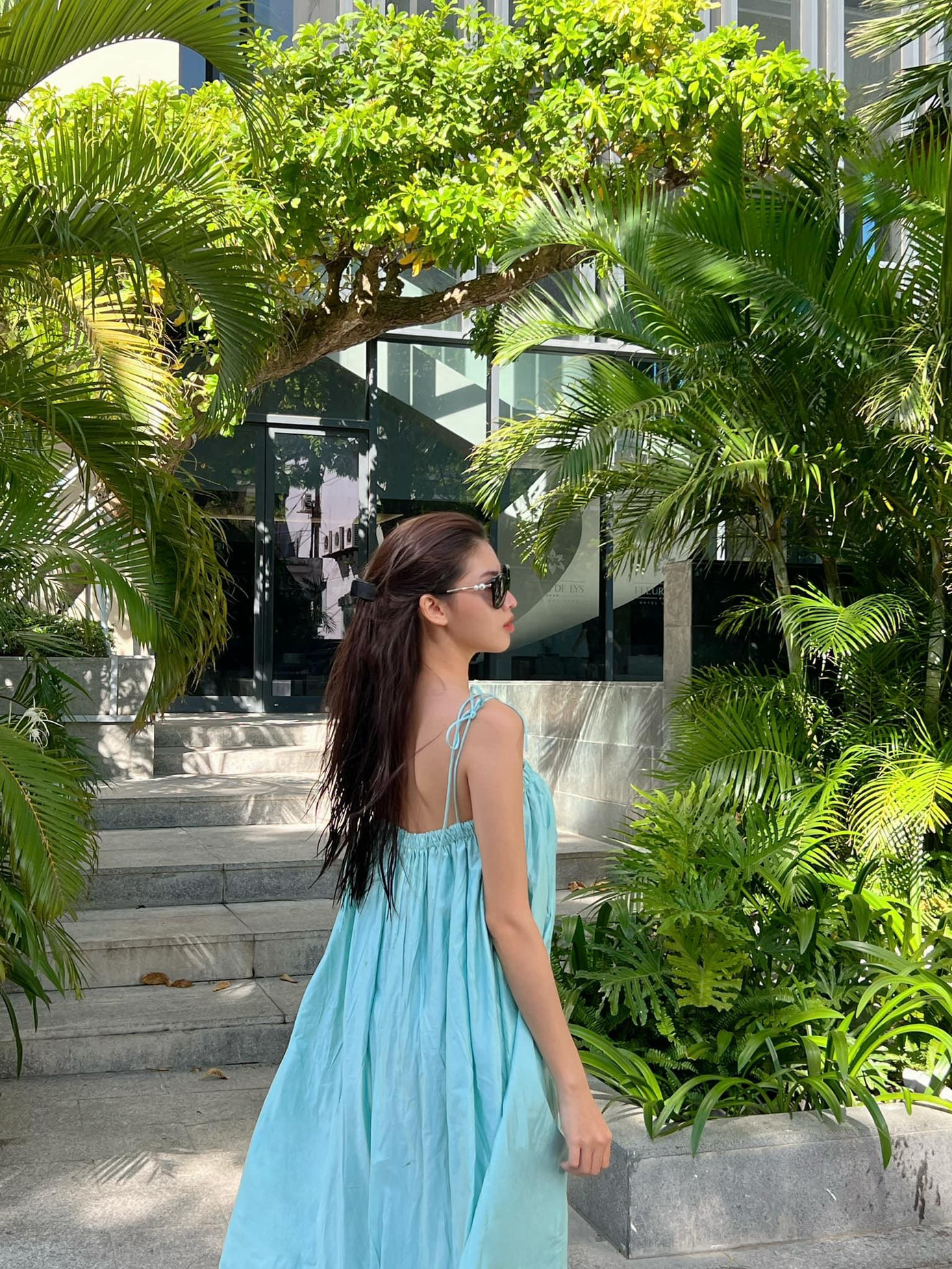 Á hậu Ngọc Thảo đẹp yêu kiều như &apos;nàng thơ&apos; với bộ váy xuông tông màu xanh bạc hà.