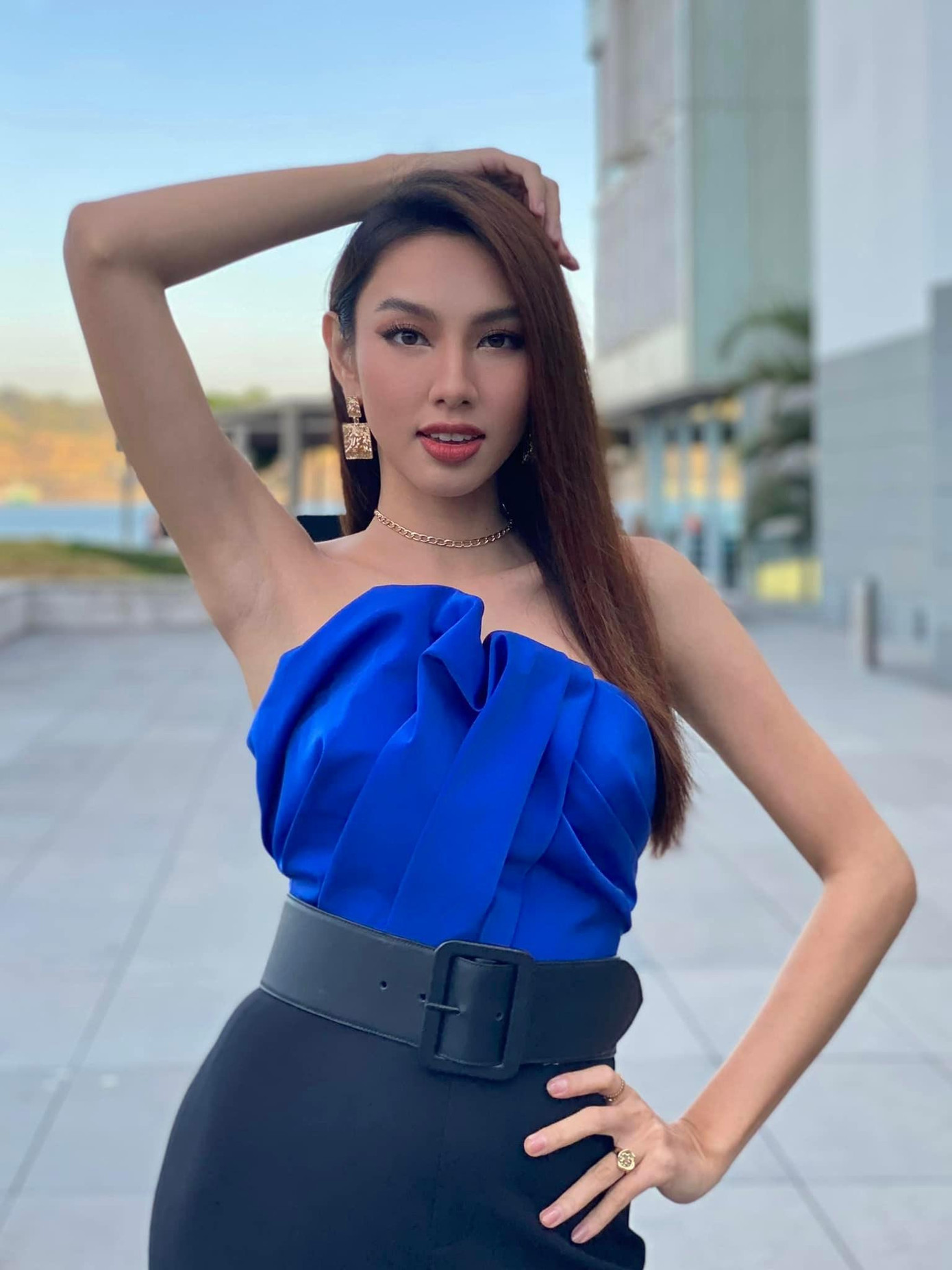 Sang châu Âu công tác Hoa hậu Thuỳ Tiên cho biết cô bị sụt cân do di chuyển liên tục và không quen với đồ ăn. Trước đó, chuyến từ thiện ở châu Phi cũng khiến cho Thuỳ Tiên mất nhiều sức vì địa hình và khí hậu khắc nghiệt của nơi đây.