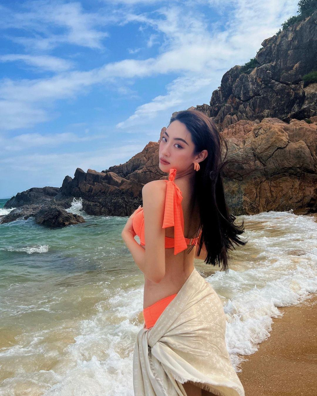 Hoa hậu Lương Thùy Linh khoe dáng nóng bỏng trên biển.