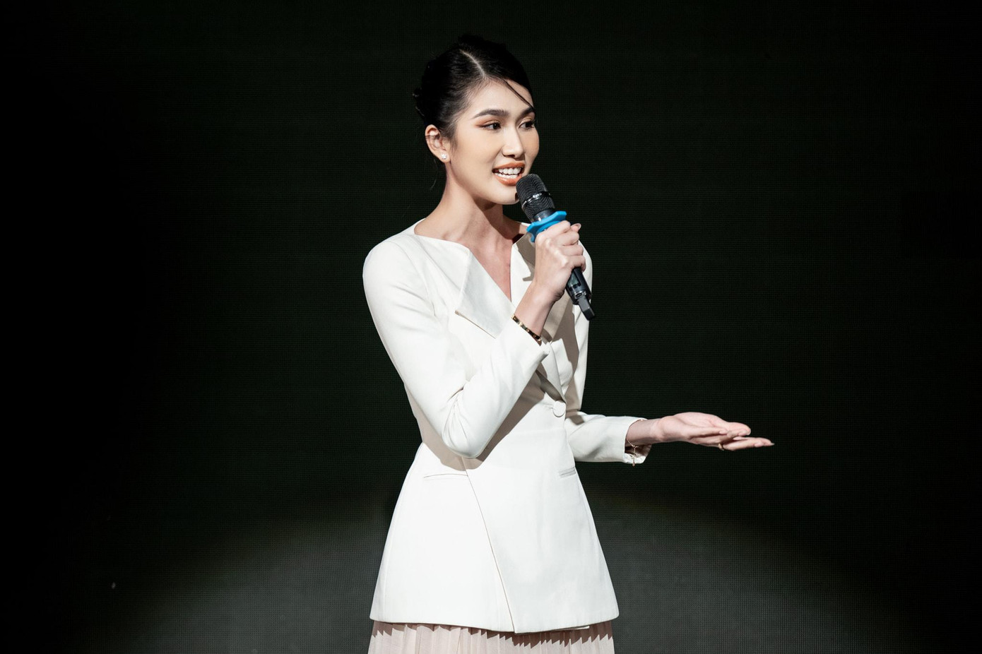 Á hậu Phương Anh thanh lịch, kín đáo với bộ suit tông màu trắng khi đi thuyết trình.