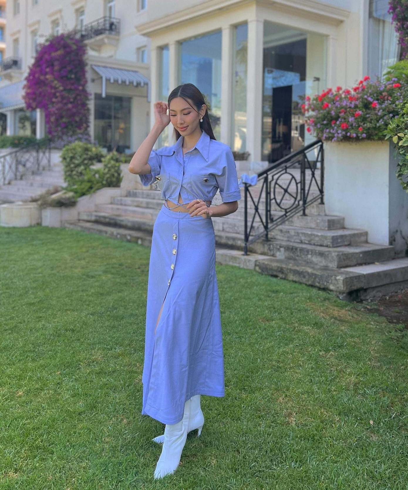 Trong đợt công tác ở Bồ Đào Nha lần này, Thuỳ Tiên mang theo nhiều bộ trang phục đời thường có kiểu dáng khá đơn giản, tôn lên vẻ nữ tính.