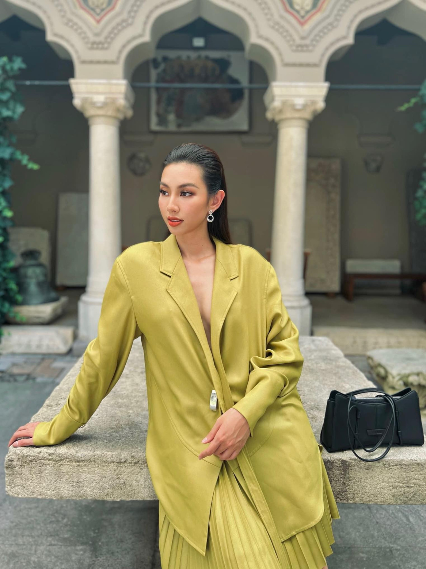 Thùy Tiên cá tính và quyến rũ trên đường phố Romania.