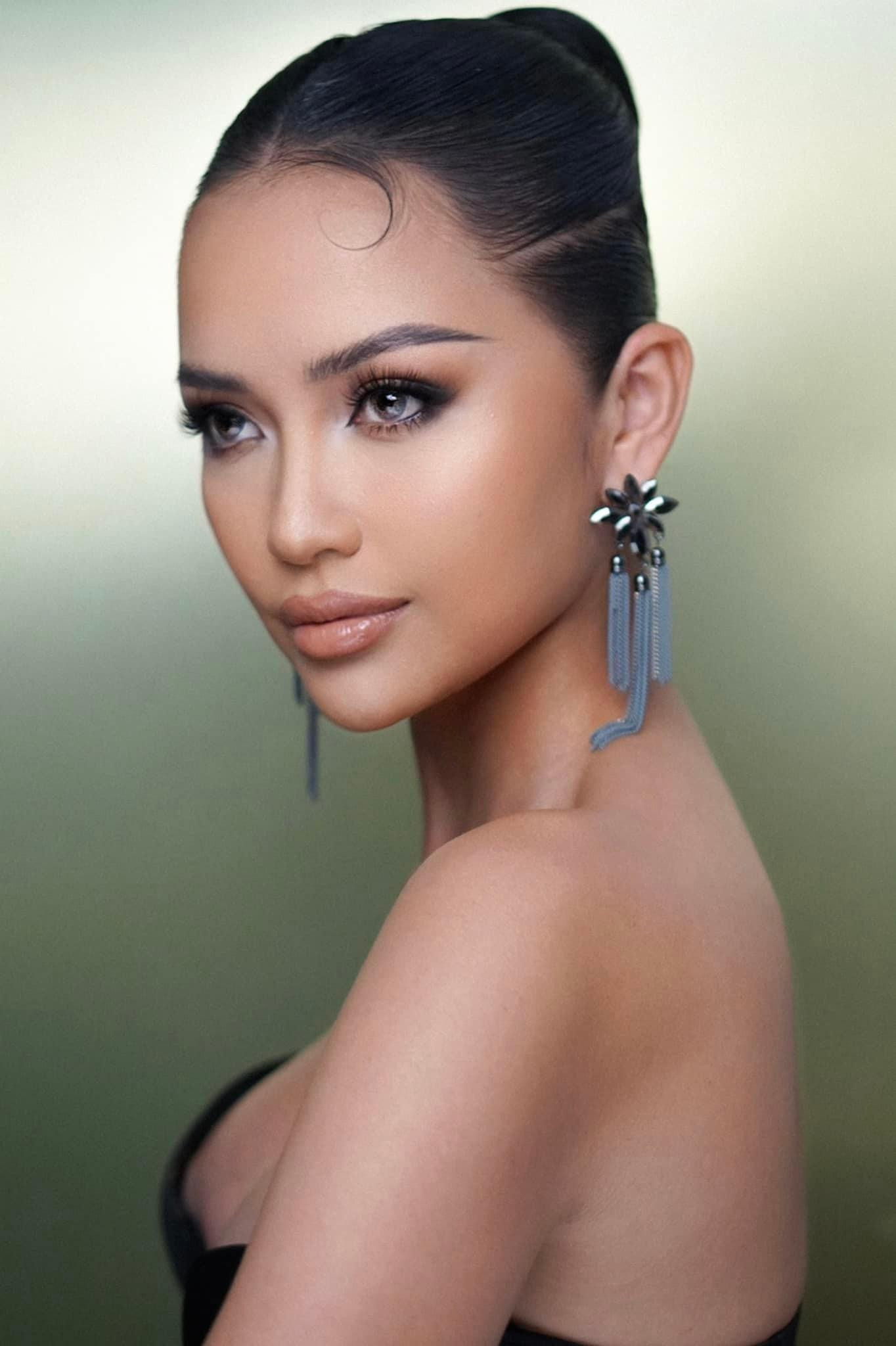 Người đẹp Tây Ninh khoe làn da rám nắng khoẻ khoắn và đôi vai trần quyến rũ. Người đẹp Tây Ninh khoe làn da rám nắng khoẻ khoắn và đôi vai trần quyến rũ.