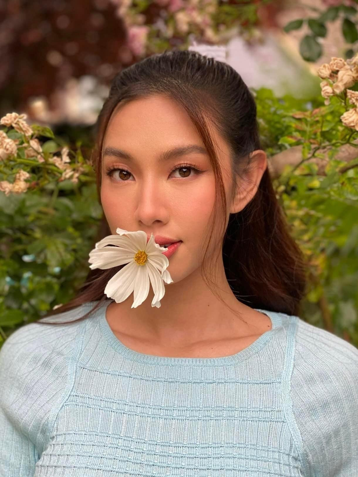 Diện set đồ tông màu xanh pastel, Thùy Tiên khoe nhan sắc xinh đẹp và ngọt ngào trong khung cảnh hoa lá lãng mạn.