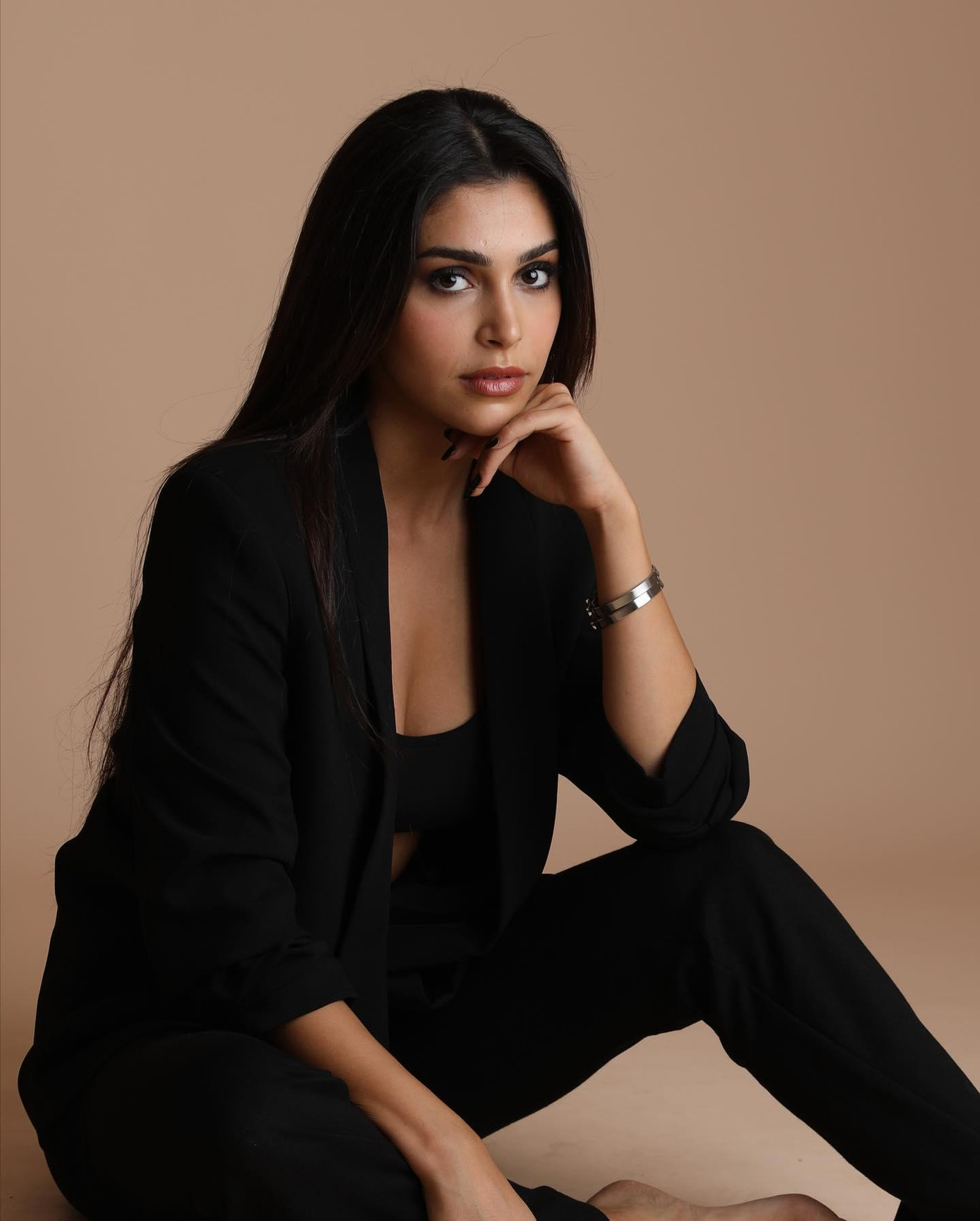 Các fans cho rằng Yasmina Zaytoun sẽ phù hợp với cuộc thi Miss Universe hơn bởi cô sở hữu vẻ đẹp hiện đại, cá tính.