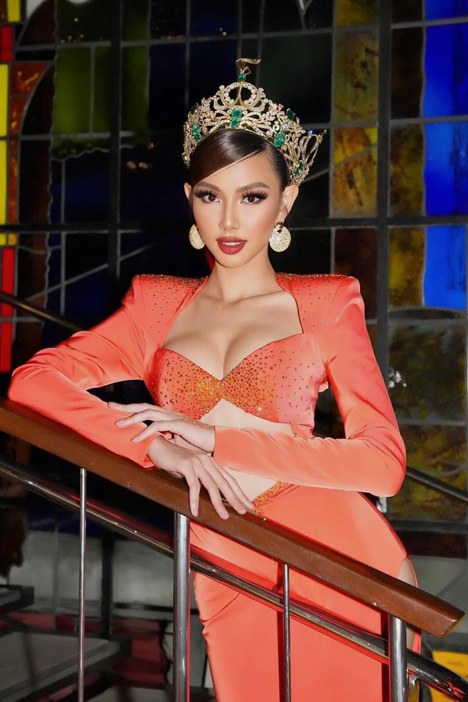 Nhan sắc của Thùy Tiên 'thăng hạng' khi đội chiếc vương miện Miss Grand International.