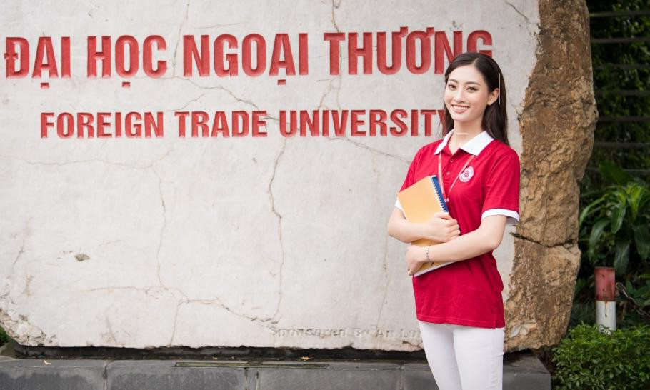 Hoa hậu Lương Thùy Linh khoe thành tích tốt nghiệp Đại học Ngoại thương loại xuất sắc. Hoa hậu Lương Thùy Linh khoe thành tích tốt nghiệp Đại học Ngoại thương loại xuất sắc.